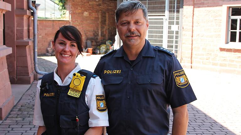 Der stellvertretende Polizeichef&nbsp;Michael Kleinfeller und&nbsp;Melanie Kurtz erklären, wie die kleinen gelben Bodycams funktionieren. Auch auf der Laurenzi-Messe werden die Kameras im Einsatz sein.