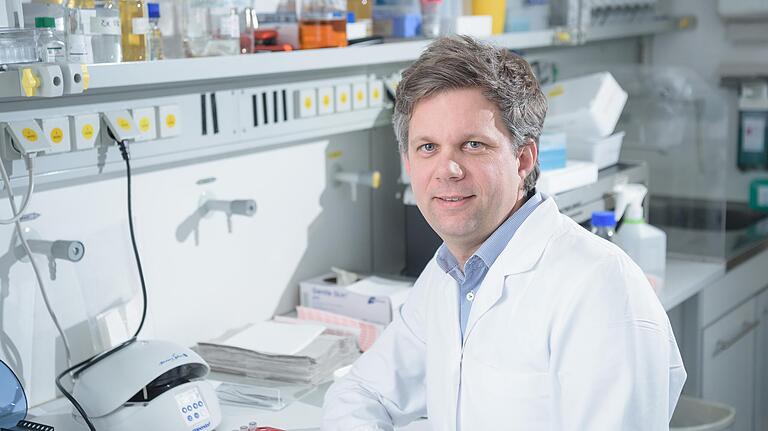 Prof. Dr. Lars Dölken im Labor am Institut für Virologie der Universität Würzburg. Prof. Dr. Lars Dölken im Labor am Institut für Virologie der Universität Würzburg. 
