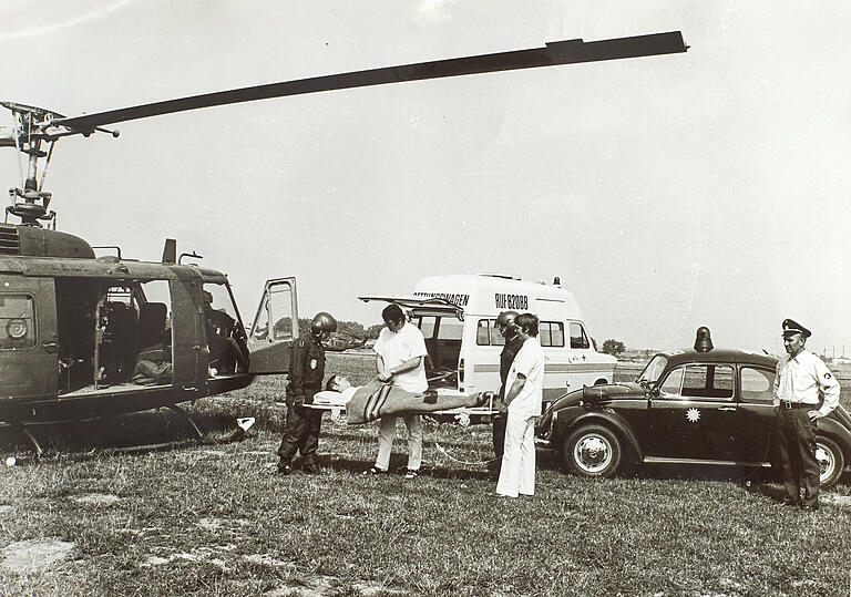 Fertig zum Abtransport: Dr. Otto Reichert versorgt ein Unglücksopfer. In den 1970er-Jahren übernahm die US-Army mit ihren Militärhubschraubern die Rettungsflüge.