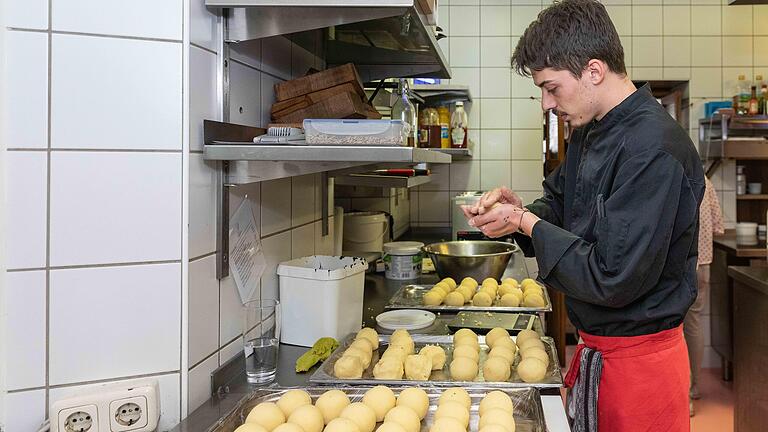 Koch-Azubi Leandro Gebhardt formt Klöße, die besonders gut bei den Gästen ankommen.&nbsp;