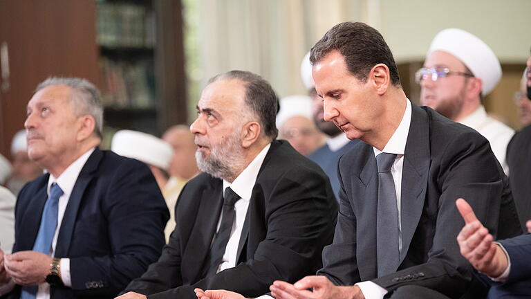 Opferfest Eid al-Adha in Syrien.jpeg       -  Der syrische Präsident Baschar al-Assad demonstriert bei öffentlichen Auftritten Normalität, wie hier beim Besuch einer Moschee. Doch auf Straßen regt sich Widerstand.