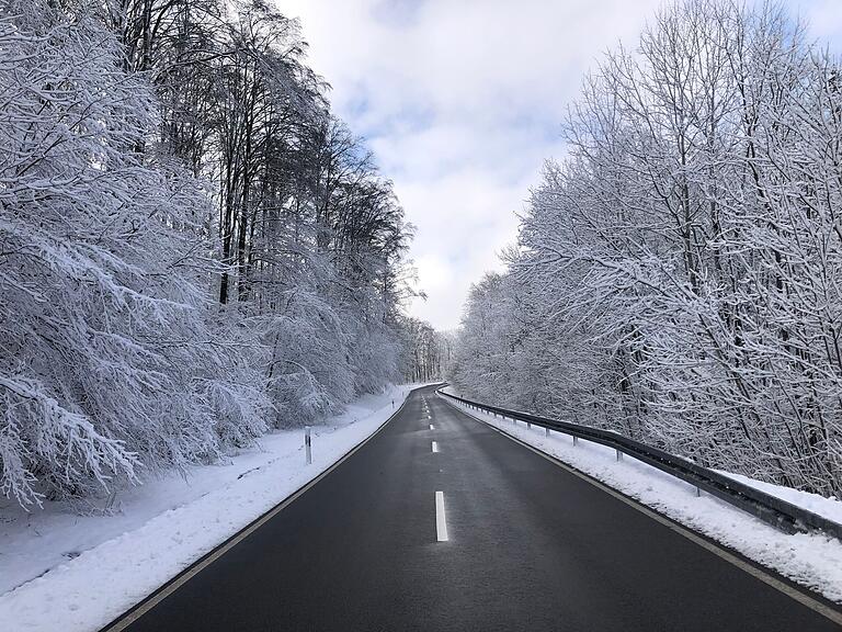 Alle Jahre wieder: Die Räumdienste sorgen dafür, dass auch bei eisglatten Fahrbahnen und Schneefall der Verkehr fließen kann (Archivbild). Alle Jahre wieder: Die Räumdienste sorgen dafür, dass auch bei eisglatten Fahrbahnen und Schneefall der Verkehr fließen kann (Archivbild).