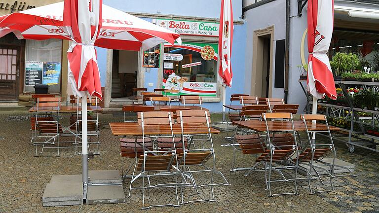 Sobald das Wetter schöner wird, öffnet der Außenbereich der Pizzeria. Sobald das Wetter schöner wird, öffnet der Außenbereich der Pizzeria.