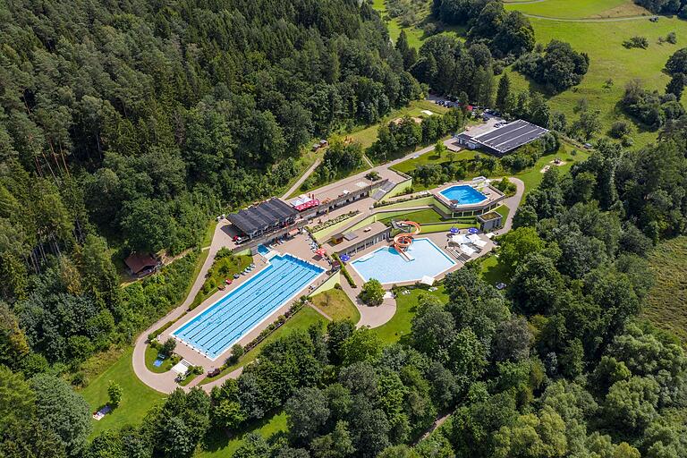 Das Terrassenbad Frammersbach aus der Luft.