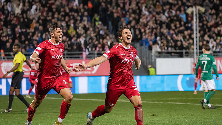 Starker Torwart und Alu-Glück: Die Würzburger Kickers setzen sich am Freitag 18.10.24 in der AKON Arena mit 1:0 im Derby gegen den FC 05 Schweinfurt durch.