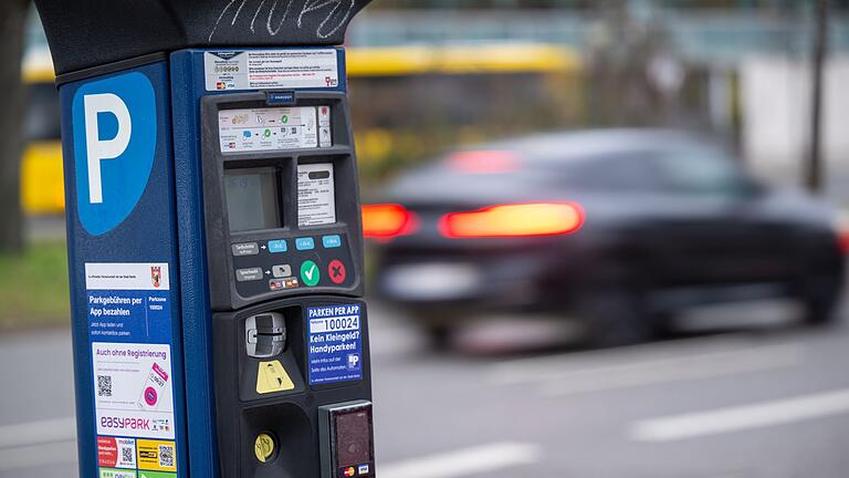 Ein Parkautomat am Straßenrand in einer Parkzone       -  Behörden warnen vor Betrügereien an Parkautomaten, bei denen Kriminelle echte QR-Codes überkleben.