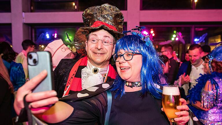 Begehrter Selfie-Partner bei der Party nach der Live-Show war Oti Schmelzer, der in diesem Jahr seine Abschiedsvorstellung in Veitshöchheim gab. Begehrter Selfie-Partner bei der Party nach der Live-Show war Oti Schmelzer, der in diesem Jahr seine Abschiedsvorstellung in Veitshöchheim gab. 