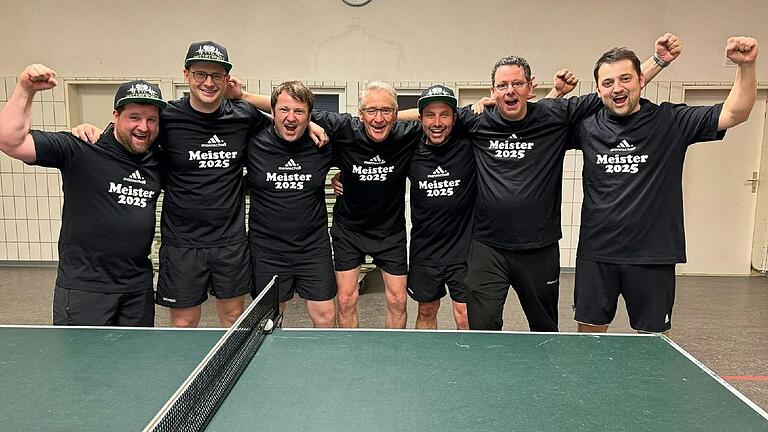 Das Bild zeigt die erfolgreiche Mannschaft mit den Spielern (von links): Andreas Behl, Xaver Behl, Martin Jessberger, Hans Dieter Schulz, Daniel Roos, Constantin Roth, Klaus Jessberger. Auf dem Bild fehlen Florian Schulz und Sebastian Kohrmann.