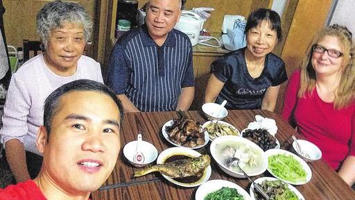 Gemeinsames Mittagessen: Die Familie hat in China einen hohen Stellenwert, vielleicht aufgrund der &bdquo;Ein-Kind-Politik&ldquo; (rechts Beate Friedrich, vorne links ihr Mann Chen Jianwei).