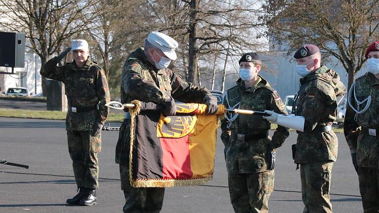 Mit dem Einrollen der Truppenfahne besiegelte Brigadegeneral Michael Matz symbolisch das Ende des Offizieranwärter-Bataillons 2. Foto: Ralf Ruppert       -  Mit dem Einrollen der Truppenfahne besiegelte Brigadegeneral Michael Matz symbolisch das Ende des Offizieranwärter-Bataillons 2. Foto: Ralf Ruppert