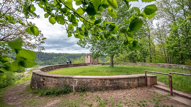 Vom Aussichtspunkt auf dem Kaffelstein hat man einen großartigen Ausblick auf Kreuzwertheim und die Umgebung.