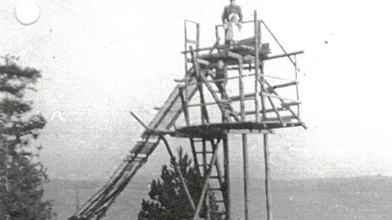 Im Herbst 1948 errichtete Philipp Dees aus Holz die Finsterbergschanze, die am 5. März 1949 eingeweiht wurde. - Im Herbst 1948 errichtete Philipp Dees aus Holz die Finsterbergschanze, die am 5. März 1949 eingeweiht wurde. Im Herbst 1948 errichtete Philipp Dees aus Holz die Finsterbergschanze, die am 5. März 1949 eingeweiht wurde. - Im Herbst 1948 errichtete Philipp Dees aus Holz die Finsterbergschanze, die am 5. März 1949 eingeweiht wurde.