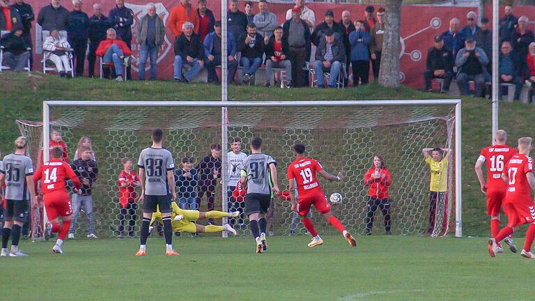 Die spielentscheidende Szene: Michael Dellinger (Nummer 19) verwandelt in der zweiten Minute der Nachspielzeit den Elfmeter zum 1:0-Sieg des TSV Aubstadt gegen den SV Wacker Burghausen.