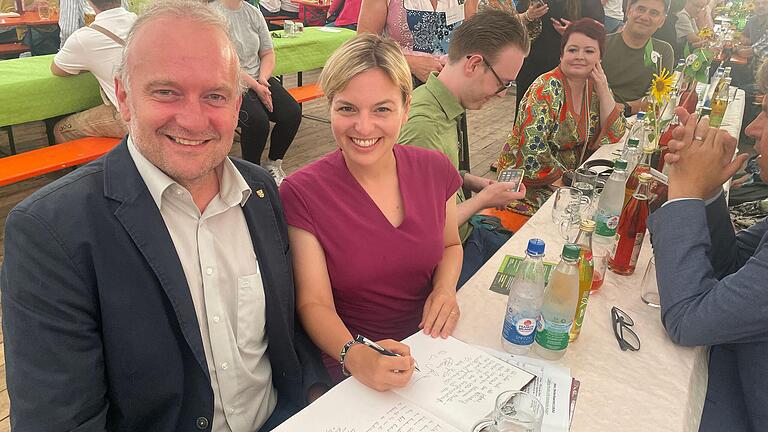 Katharina Schulze trug sich im Beisein von Weigenheims Bürgermeister Rainer Meyer ins Goldene Buch der Gemeinde ein. Katharina Schulze trug sich im Beisein von Weigenheims Bürgermeister Rainer Meyer ins Goldene Buch der Gemeinde ein.