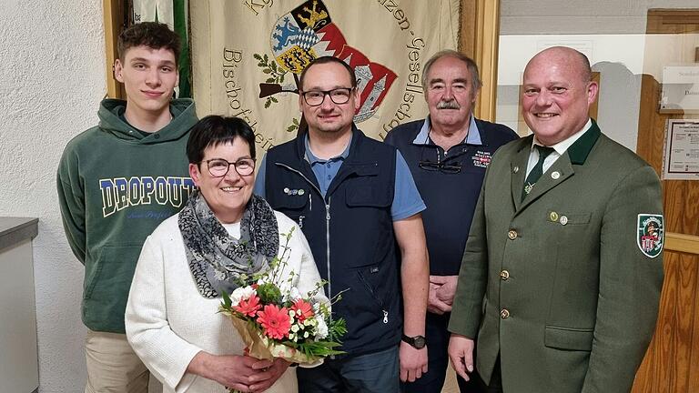 Schriftführer Andreas Löflund, ehem. Schriftführerin Annerose Griebel, Sportwart Thomas Enders, ehem. Sportwart Günter Popeskul, 1. Schützenmeister Georg Seiffert. Schriftführer Andreas Löflund, ehem. Schriftführerin Annerose Griebel, Sportwart Thomas Enders, ehem. Sportwart Günter Popeskul, 1. Schützenmeister Georg Seiffert.