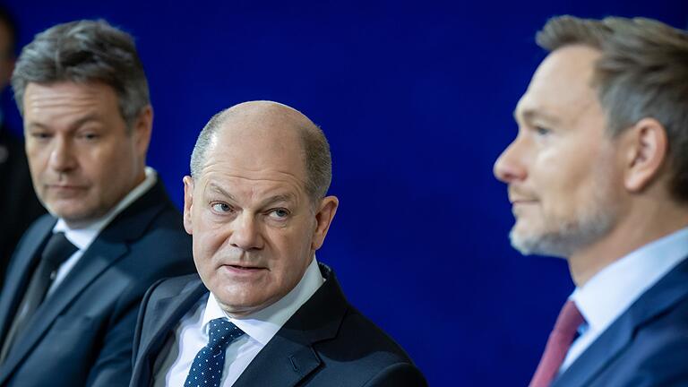 Scholz äußert sich zu Haushalts-Gutachten       -  In den nächsten Tagen wollen Scholz, Habeck und Lindner wieder über den Haushalt beraten. (Archivbild)