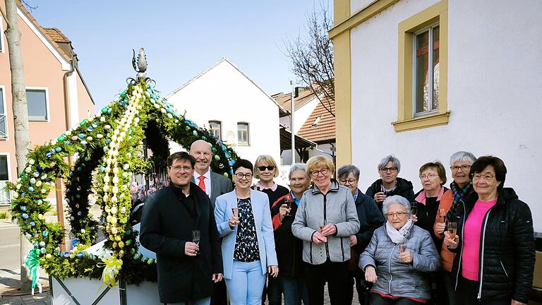 Erster Bürgermeister René Wohlfart, Dritter Bürgermeister Michael Freimann, Zweite Bürgermeisterin Susanne John und die Damen vom Katholischen Deutschen Frauenbund.