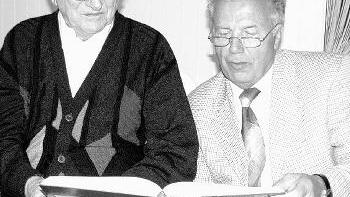 Bürgermeister Jürgen Nolte gratulierte im ... - ... Namen der Gemeinde
Triefenstein Altbürgermeister Karl Roos zu seinem 90. Geburtstag. Die
Trennfelder Ortschronik ist bei Karl Roos eine gerne zur Hand genommene
Lektüre. Mit Nolte ließ er an seinem Jubeltag noch einmal die Ansiedlung von
Koenig & Bauer und die damit verbundenen Schwierigkeiten und
notwendigen Aktivitäten Revue passieren. Bürgermeister Jürgen Nolte gratulierte im ... - ... Namen der Gemeinde
Triefenstein Altbürgermeister Karl Roos zu seinem 90. Geburtstag. Die
Trennfelder Ortschronik ist bei Karl Roos eine gerne zur Hand genommene
Lektüre. Mit Nolte ließ er an seinem Jubeltag noch einmal die Ansiedlung von
Koenig & Bauer und die damit verbundenen Schwierigkeiten und
notwendigen Aktivitäten Revue passieren.
