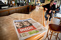 Der Tag nach der Präsidentschaftswahl in Frankreich       -  Eine regionale Tageszeitung in Henin-Beaumont, Frankreich, zeigt am 24.04.2017 die beiden Sieger des ersten Wahlgangs der Präsidentschaftswahlen in Frankreich auf der Titelseite. Der unabhängige Macron und Le Pen von der Front National treten am 07. Mai in einer Stichwahl gegeneinander an. Foto: Kay Nietfeld/dpa +++(c) dpa - Bildfunk+++ | Verwendung weltweit