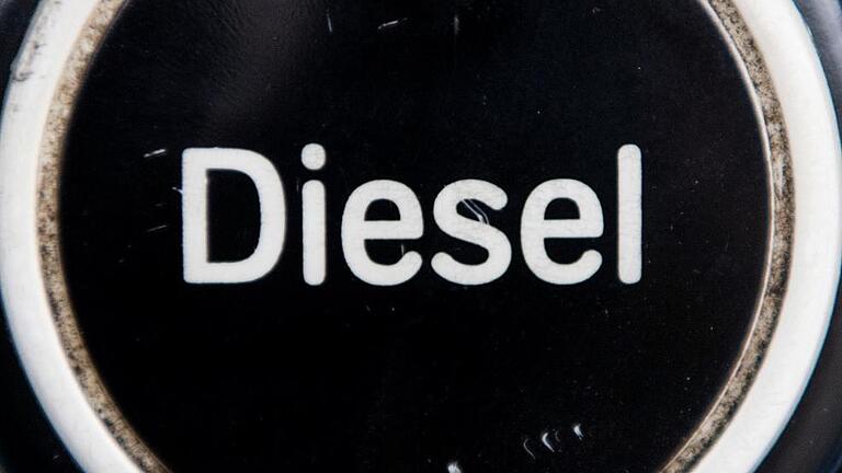 Diesel       -  Ein Dieselzapfhahn, aufgenommen an einer Tankstelle.