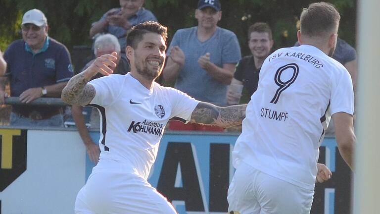 Jubel übers Karlburger 1:0: Steffen Bachmann (links) feiert den Torschützen Sebastian Stumpf. Jubel übers Karlburger 1:0: Steffen Bachmann (links) feiert den Torschützen Sebastian Stumpf.