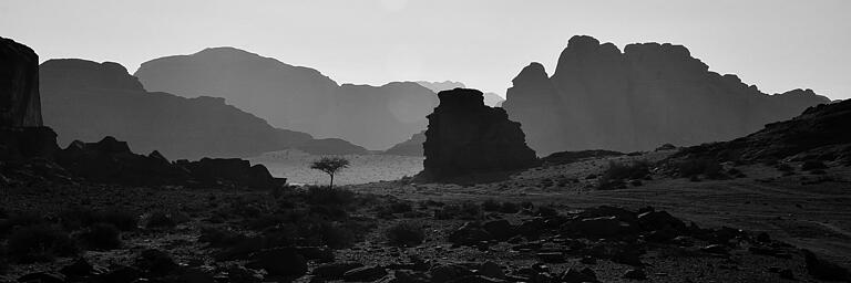 Minimalismus als schwarz-weiß Foto in der jordanischen Felsenwüste Wadi Rum. Minimalismus als schwarz-weiß Foto in der jordanischen Felsenwüste Wadi Rum.