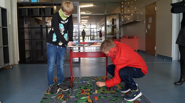 Ben Röder (links) und Lennox Schubert drehen einen Stop-Motion-Film für den Verkehrserziehungsunterricht. Ben Röder (links) und Lennox Schubert drehen einen Stop-Motion-Film für den Verkehrserziehungsunterricht.
