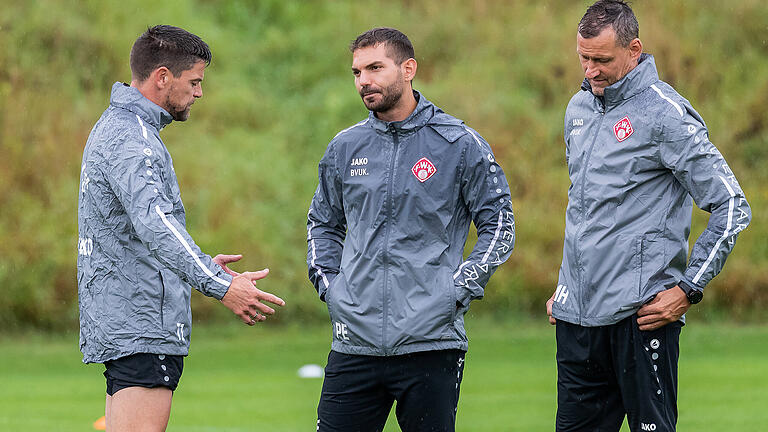 Kickers-Trainer Torsten Ziegner im Gespräch mit seien Assistenten Philipp Eckart (Mitte) und Michael Hiemisch. Kickers-Trainer Torsten Ziegner im Gespräch mit seien Assistenten Philipp Eckart (Mitte) und Michael Hiemisch.