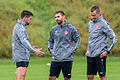 Kickers-Trainer Torsten Ziegner im Gespräch mit seien Assistenten Philipp Eckart (Mitte) und Michael Hiemisch.