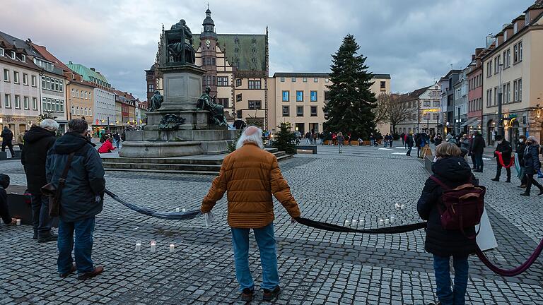 Das Bündnis 'Schweinfurter Erklärung' organisierte eine Menschenkette mit Gedenken der an Corona verstorbenen Menschen in Stadt und Landkreis Schweinfurt auf dem Marktplatz. Das Bündnis 'Schweinfurter Erklärung' organisierte eine Menschenkette mit Gedenken der an Corona verstorbenen Menschen in Stadt und Landkreis Schweinfurt auf dem Marktplatz.