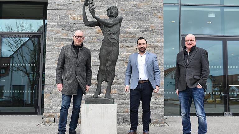 Hätten Sie es gewusst? Die Statue, die Homer aus der griechischen Mythologie zeigt, stand bereits vor der alten Stadthalle und ziert nun den seitlichen Eingang der neuen Halle. Ihr die Ehre erweisen (von links) Michael Schönmeier, Michael Werner und Michael Weiß. Hätten Sie es gewusst? Die Statue, die Homer aus der griechischen Mythologie zeigt, stand bereits vor der alten Stadthalle und ziert nun den seitlichen Eingang der neuen Halle. Ihr die Ehre erweisen (von links) Michael Schönmeier, Michael Werner und Michael Weiß.