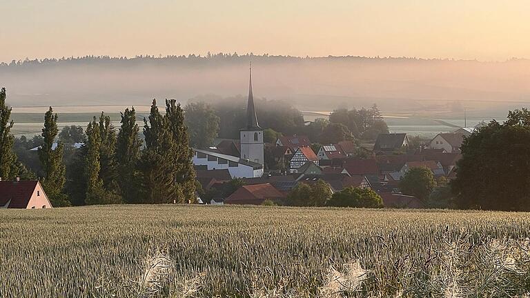 Das Getreide wächst im Laufe des Frühjahrs und der Sommermonate heran und bildet Ähren und Körner aus. Das Getreide wächst im Laufe des Frühjahrs und der Sommermonate heran und bildet Ähren und Körner aus.