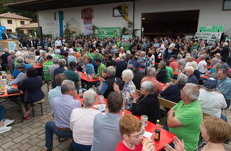 Laut Polizei waren es rund 500 Menschen, die am Freitag in Obersteinbach (Lkr. Haßberge) von Ministerpräsident Markus Söder einen klare Ansage zum Thema Steigerwald hören wollten.&nbsp;