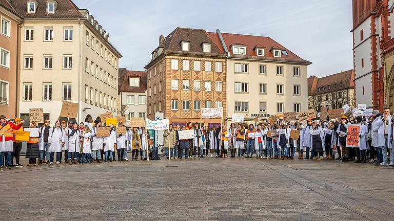 Rund 200 Ärztinnen und Ärzte haben sich auf dem Marktplatz versammelt.