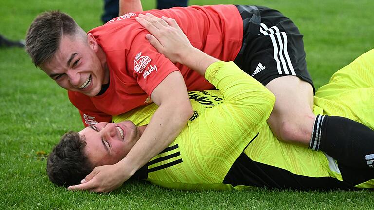 Daniel Beker (oben) und Nils Rohmfeld gewannen mit dem SV Rödelmaier am 1. Mai 2022 das Rhöner Pokalfinale gegen den TSV Münnerstadt.