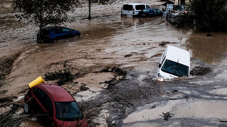 Überflutungen in Spanien       -  Autos und Bäume wurden bei den Überschwemmungen wie Spielzeug mitgerissen.