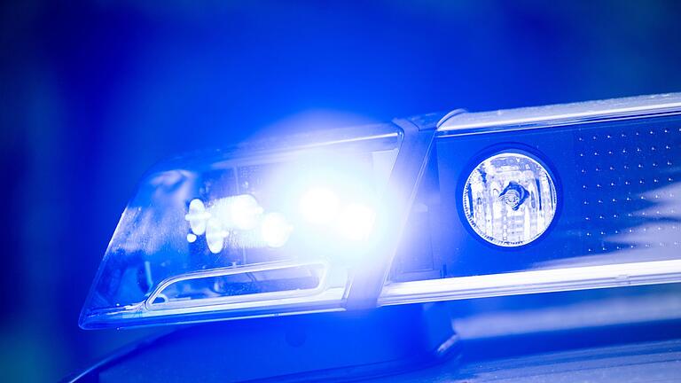 Polizei Blaulicht (Symbolbild) - Im Kreis Aichach-Friedberg fand ein Betrunkener seinen Lastwagen nicht mehr. (Symbolbild) Polizei Blaulicht (Symbolbild) - Im Kreis Aichach-Friedberg fand ein Betrunkener seinen Lastwagen nicht mehr. (Symbolbild)