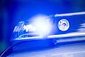 Polizei Blaulicht (Symbolbild)       -  Im Kreis Aichach-Friedberg fand ein Betrunkener seinen Lastwagen nicht mehr. (Symbolbild)