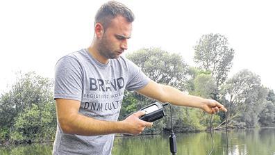 Misst den Sauerstoffgehalt: der Gewässerwart des Sportanglervereins Haßfurt, Daniel Kraus.