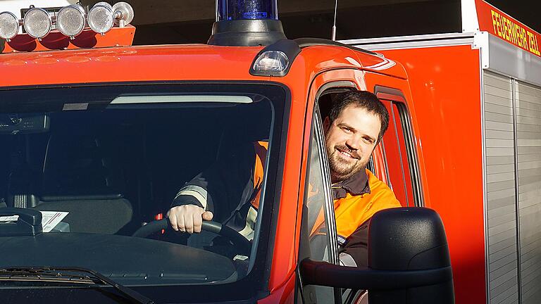 Am Steuer des Feuerwehrautos fühlt sich Johannes Grebner wohl. Die Freiwillige Feuerwehr ist von Kindesbeinen an seine zweite Heimat.