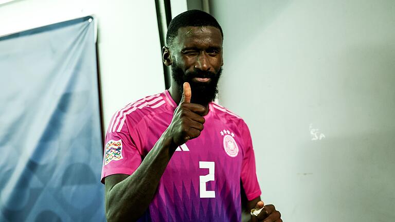 Bosnien-Herzegowina - Deutschland       -  Daumen hoch nach dem Bosnien-Spiel: Antonio Rüdiger.