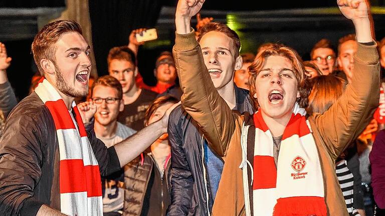 Oh, wie ist das schön! Rund 1200 Fans feierten in der Posthalle den Aufstieg der Würzburger Kickers in die Zweite Fußball-Bundesliga.Foto: T. Obermeier