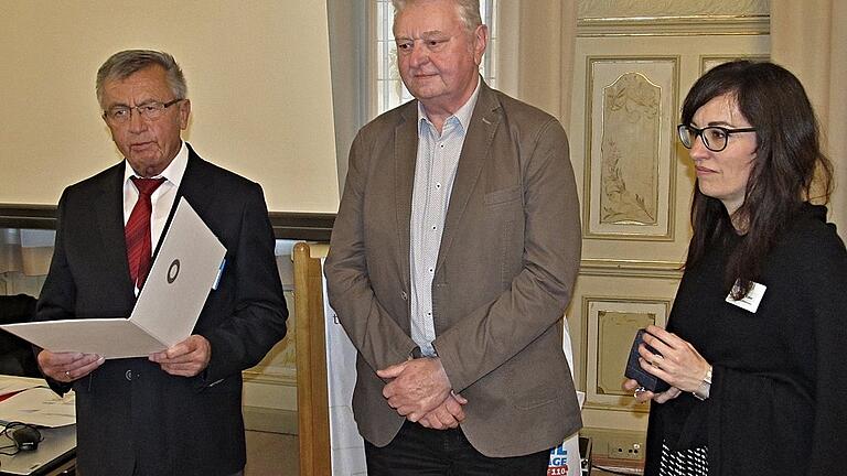 Helmut Will (Mitte), seit 1997 Leiter der Außenstelle des „Weißen Ring“ im Landkreis Haßberge, wurde bei der Landesversammlung des „Weißen Ring“ in Rotenburg ob der Tauber für 20 Jahre ehrenamtliche Arbeit beim „Weißen Ring“ geehrt und als Stellvertreter des Landesvorsitzenden Josef Wittmann (links) gewählt, der ebenso gratulierte wie Bianca Biwer (rechts), Bundesgeschäftsführerin des „Weißen Ring“ in Mainz. Helmut Will (Mitte), seit 1997 Leiter der Außenstelle des „Weißen Ring“ im Landkreis Haßberge, wurde bei der Landesversammlung des „Weißen Ring“ in Rotenburg ob der Tauber für 20 Jahre ehrenamtliche Arbeit beim „Weißen Ring“ geehrt und als Stellvertreter des Landesvorsitzenden Josef Wittmann (links) gewählt, der ebenso gratulierte wie Bianca Biwer (rechts), Bundesgeschäftsführerin des „Weißen Ring“ in Mainz.
