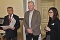 Helmut Will (Mitte), seit 1997 Leiter der Außenstelle des &bdquo;Weißen Ring&ldquo; im Landkreis Haßberge, wurde bei der Landesversammlung des &bdquo;Weißen Ring&ldquo; in Rotenburg ob der Tauber für 20 Jahre ehrenamtliche Arbeit beim &bdquo;Weißen Ring&ldquo; geehrt und als Stellvertreter des Landesvorsitzenden Josef Wittmann (links) gewählt, der ebenso gratulierte wie Bianca Biwer (rechts), Bundesgeschäftsführerin des &bdquo;Weißen Ring&ldquo; in Mainz.