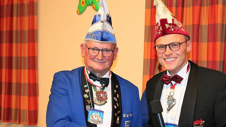 Beim Faschingsauftakt in Obervolkach verlieh André Köstner vom Fastnacht-Verband Franken (rechts) KVO-Präsident Manfred Krapp (links) den Verdienstorden &quot;Fränkischer Rechen&quot;.