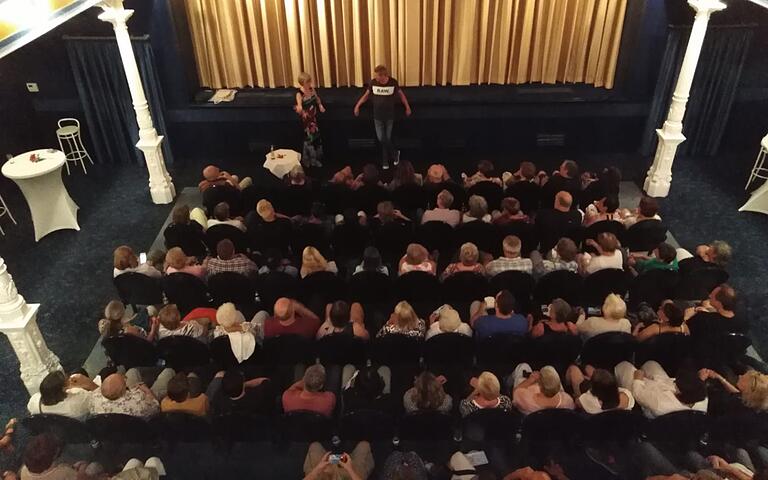 Das Kitzinger Roxy-Kino leidet unter den 2G-plus-Regeln: Ein volles Haus wie auf diesem Archivbild gab es schon lange nicht mehr. Erstmals fiel jetzt auch eine Vorstellung aus – es war keiner gekommen. Das Kitzinger Roxy-Kino leidet unter den 2G-plus-Regeln: Ein volles Haus wie auf diesem Archivbild gab es schon lange nicht mehr. Erstmals fiel jetzt auch eine Vorstellung aus – es war keiner gekommen.