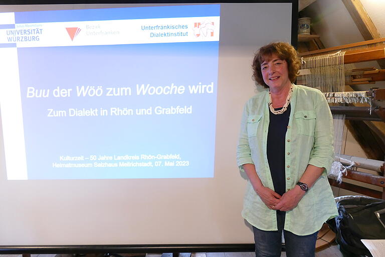 Monika Fritz-Scheuplein vom Unterfränkischen Dialektinstitut der Universität Würzburg, eine gebürtige Mellrichstädterin, hielt einen unterhaltsamen Vortrag 'Buu der Wöö zum Wooche wird' Monika Fritz-Scheuplein vom Unterfränkischen Dialektinstitut der Universität Würzburg, eine gebürtige Mellrichstädterin, hielt einen unterhaltsamen Vortrag 'Buu der Wöö zum Wooche wird'
