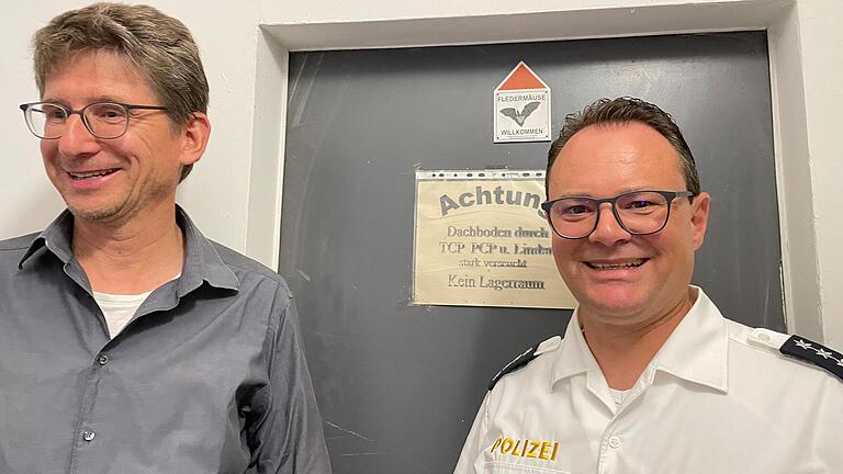 Fledermäuse willkommen: Das Schild hängt sowohl an der Tür zum Dachboden, vor dem Matthias Hammer von der Koordinationsstelle für Fledermausschutz (links) und Polizeichef Michael Zimmer stehen, als auch draußen vor der Marktheidenfelder Polizeiinspektion.