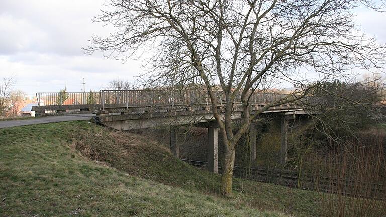 Für die gemeindeeigene Brücke über die Bahnlinie bei Gnötzheim steht in diesem Jahr die Brückenprüfung an.