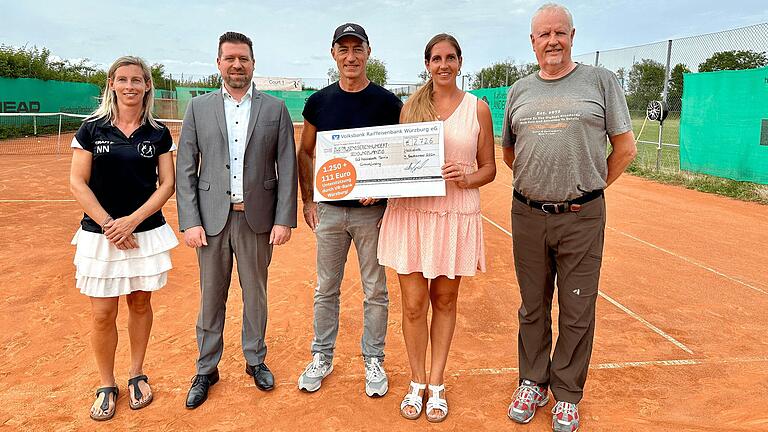 Bei der Spendenübergabe (von links): Nina Neubauer (SG Hettstadt Tennis), Manuel Göbel (VR-Bank Würzburg), Dieter Haber (SG Hettstadt Tennis), Jana Gerdenitsch (SG Hettstadt Tennis) und Thomas Lorey (SG Hettstadt).